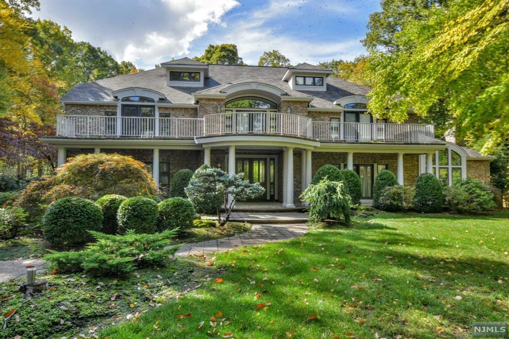 830 W Shore Drive, Kinnelon Borough, New Jersey - 5 Bedrooms  
4.5 Bathrooms  
12 Rooms - 