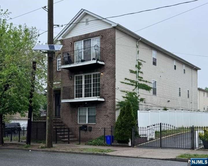 367369 Hawthorne Avenue, Newark, New Jersey - 9 Bedrooms  
5 Bathrooms  
17 Rooms - 