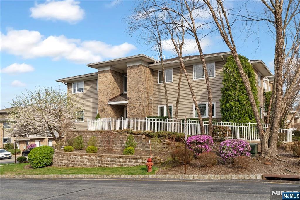 8 Wilshire Terrace, Kinnelon Borough, New Jersey - 2 Bedrooms  
2 Bathrooms - 