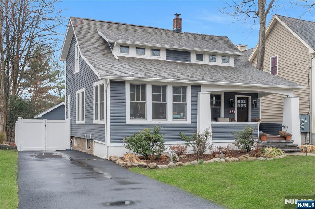 69 Church Street, Ramsey, New Jersey - 2 Bedrooms  
3 Bathrooms  
6 Rooms - 