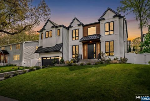 Photo of 336 Lockwood Drive, Paramus, NJ 07652 (MLS # 26019630)