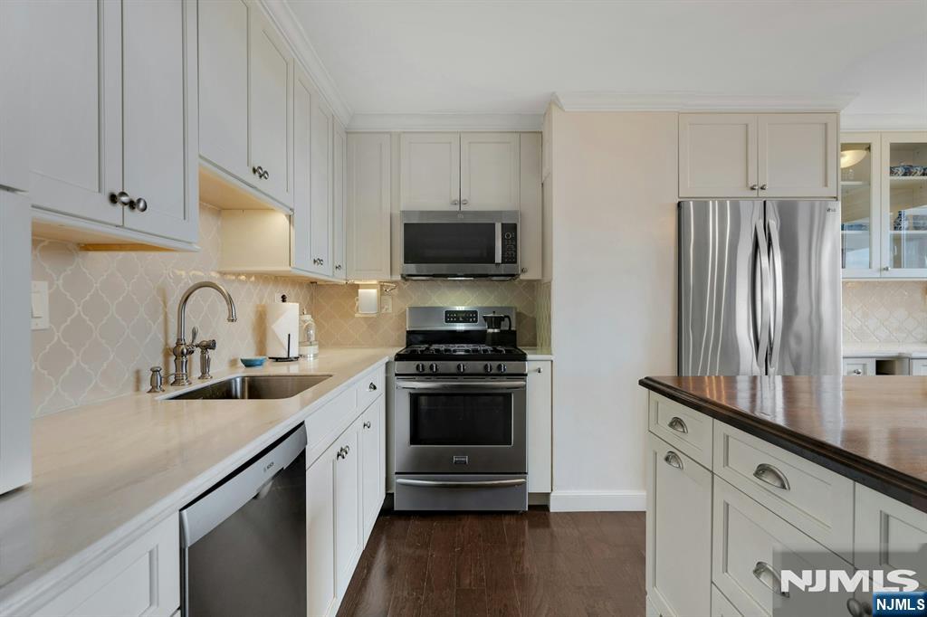 2000 Linwood Avenue 22B
