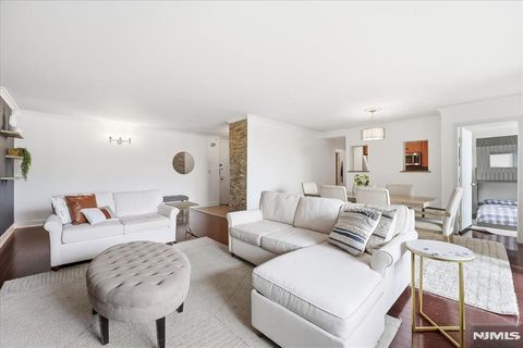 Photo of 300 Winston Dr #L5, Cliffside Park, NJ 07010 (MLS # 26014975)