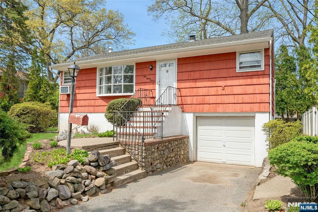 Photo of 137 Lincoln Place, Waldwick, NJ 07463 (MLS # 26013811)