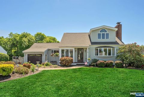 Photo of 40 Walray Avenue, North Haledon, NJ 07508 (MLS # 26017507)