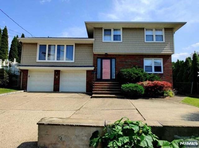 Rental Property at 7 Hillside Ct, Ridgefield, New Jersey - Bedrooms: 4 
Bathrooms: 3 
Rooms: 7  - $4,200 MO.