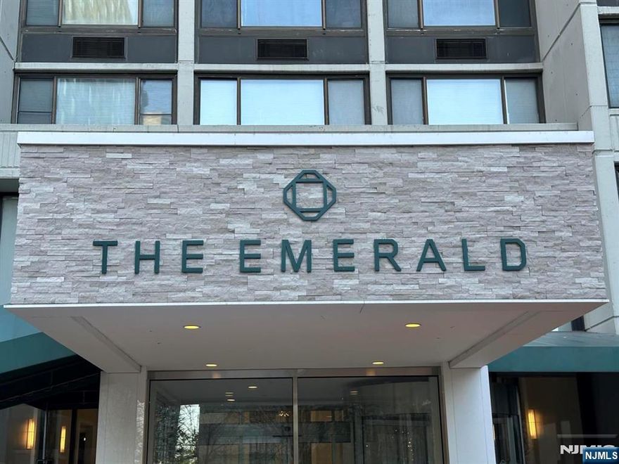 Experience the best of city living in this 1-bedroom, 1-bath haven at The Emerald, located in the heart of Newport in Downtown Jersey City. With public transportation, PATH Train, Light Rail, shops, and restaurants just steps away, convenience is key. Enjoy the amenities of this mid-rise building and the vibrancy of the Newport neighborhood. Take in breathtaking Manhattan views from the waterfront promenade along the Hudson River.