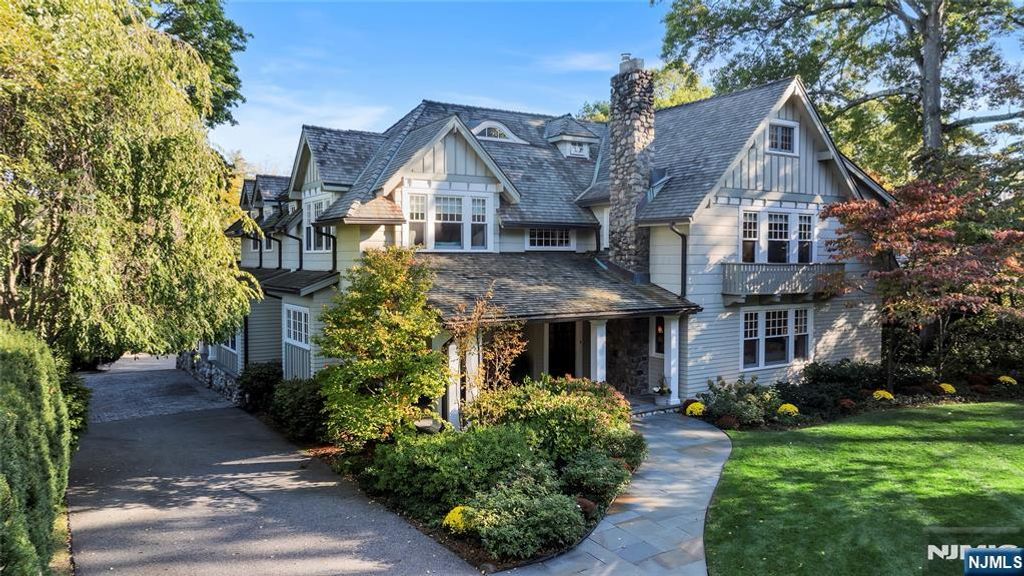 Photo of 265 West End Avenue, Ridgewood Village, NJ 07450 (MLS # 25036734)