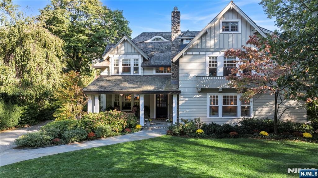 Photo of 265 West End Avenue, Ridgewood Village, NJ 07450 (MLS # 25036734)