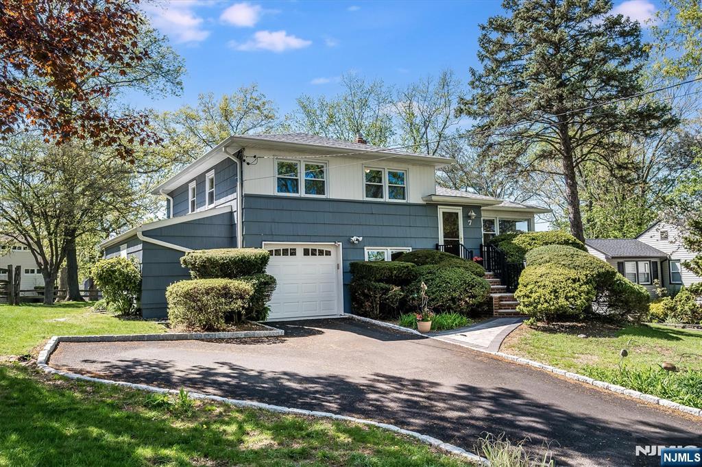 Property for Sale at 7 Hickory Road, West Orange, New Jersey - Bedrooms: 3 
Bathrooms: 2 
Rooms: 8  - $629,000