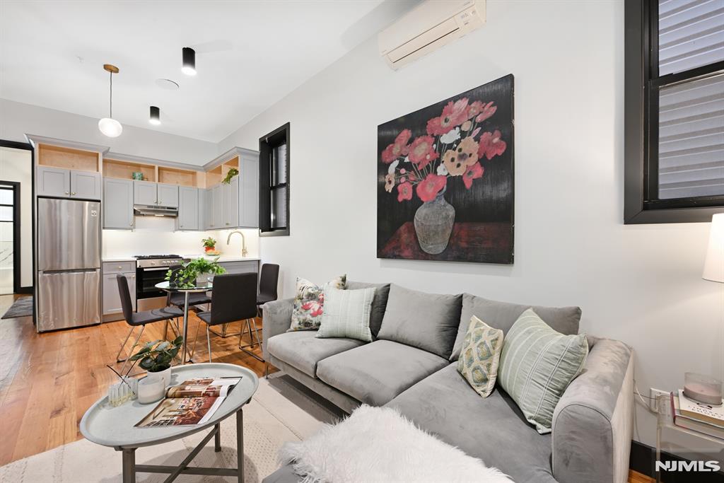 7 Saint Pauls Ave 1R, Jersey City, New Jersey - 2 Bedrooms  
2 Bathrooms - 