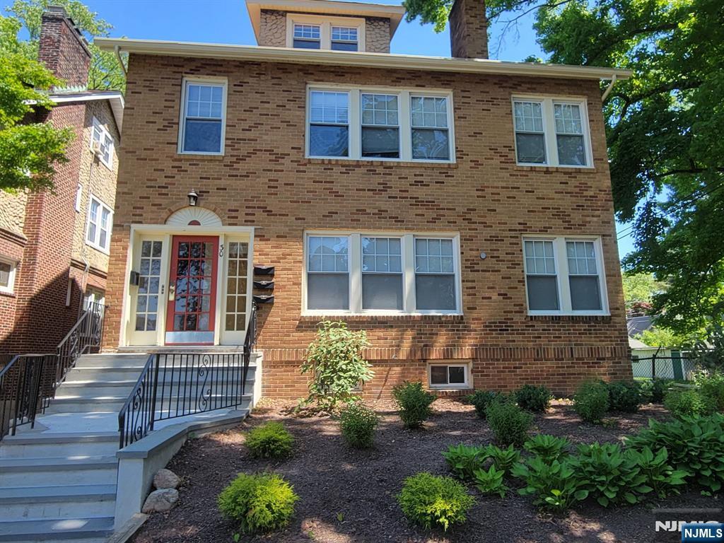 Rental Property at 30 Walnut Pkwy 1, Montclair, New Jersey - Bedrooms: 3 
Bathrooms: 1 
Rooms: 6  - $3,000 MO.