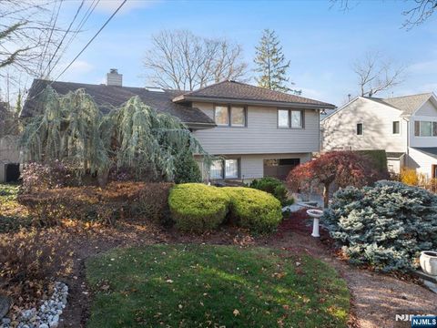 Photo of 72 Hemlock Drive, Paramus, NJ 07652 (MLS # 25043096)