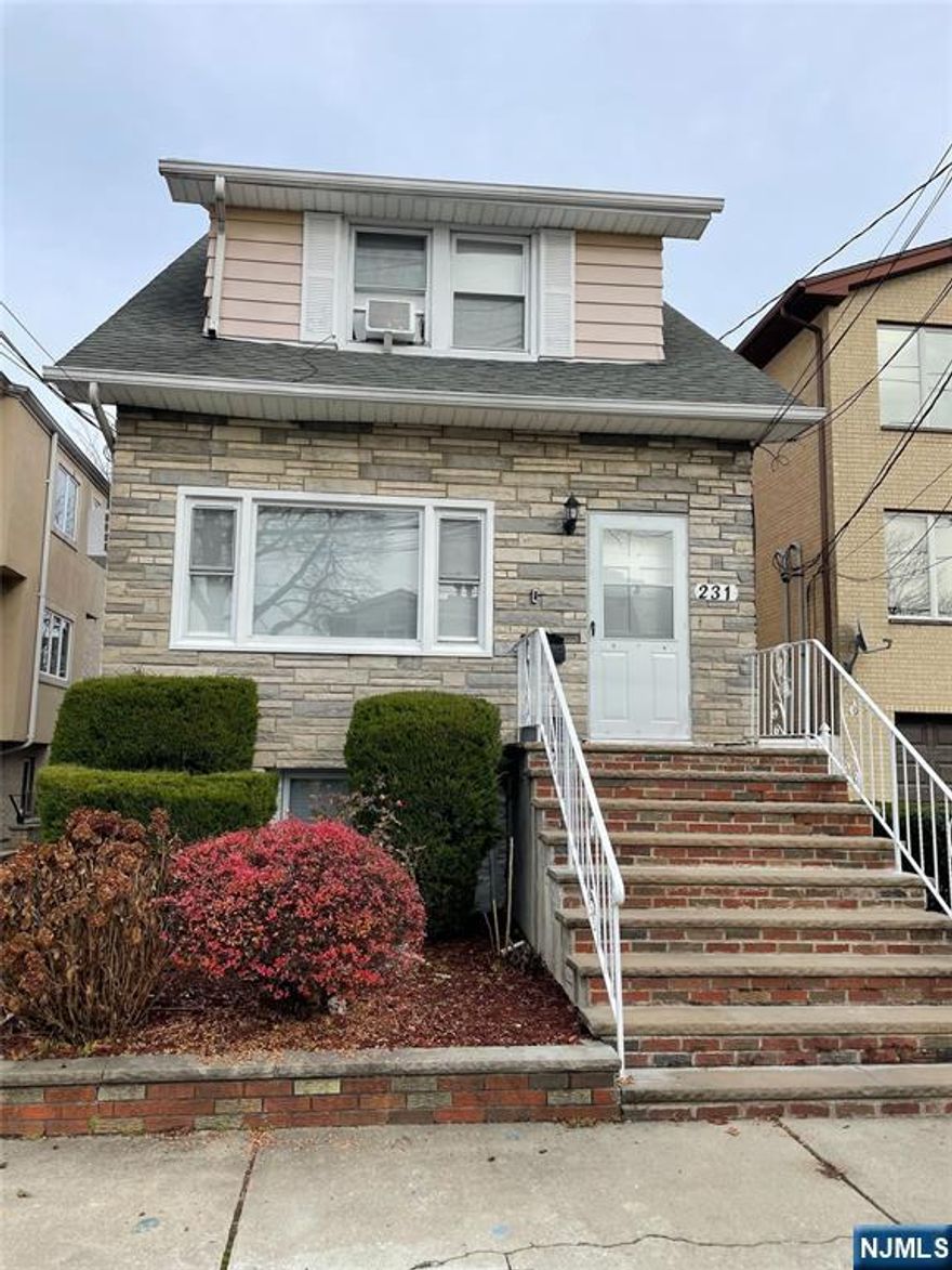 RARE TO FIND! BEAUTIFUL RECENTLY RENOVATED GROUND FLOOR STUDIO! LOCATED IN DESIRABLE FORT LEE! WASHER/DRYER IN UNIT! ALL UTILITIES INCLUDED IN RENT! UNIT FEATURES GREAT SIZE KITCHEN W SS APPLIANCES, WALK IN CLOSET, LIVING ROOM WITH POCKET DOORS TO A ROOM THAT CAN BE USED AS A BEDROOM. STEPS AWAY FROM NY TRANSPORTATION, STORES, RESTAURANTS. WONâ€™T LAST!
