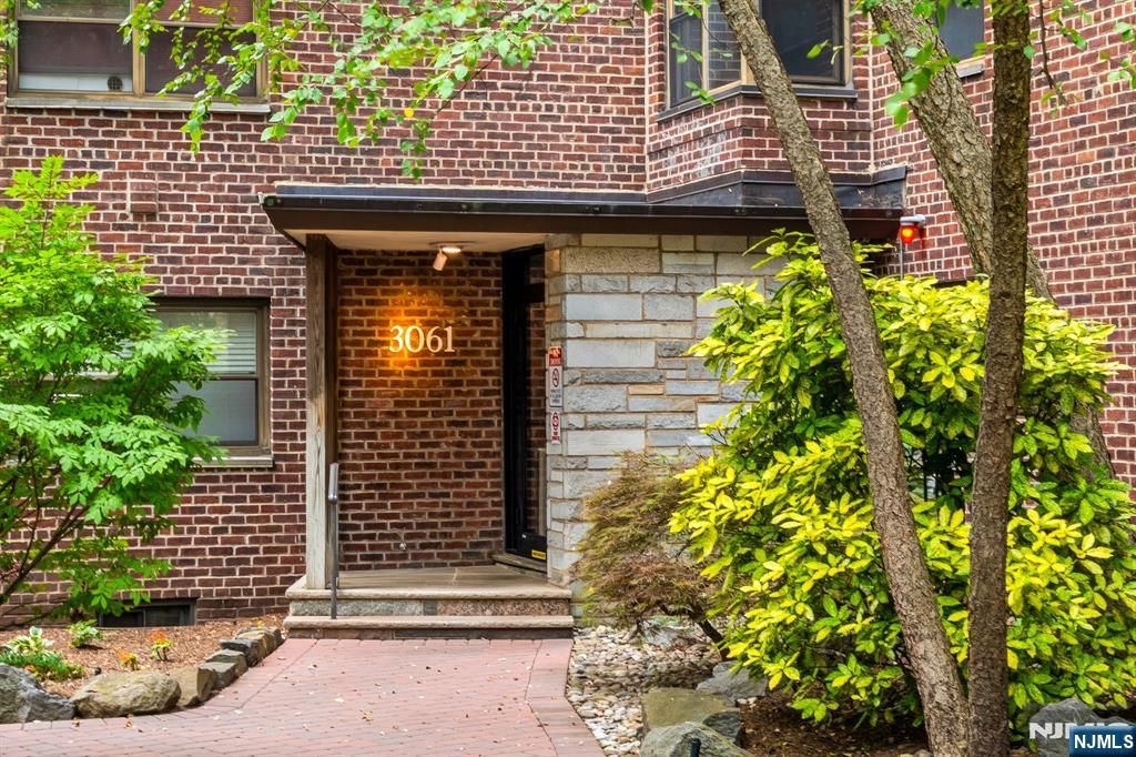 Photo of 3061 Edwin Avenue #3E, Fort Lee, NJ 07024 (MLS # 25026946)