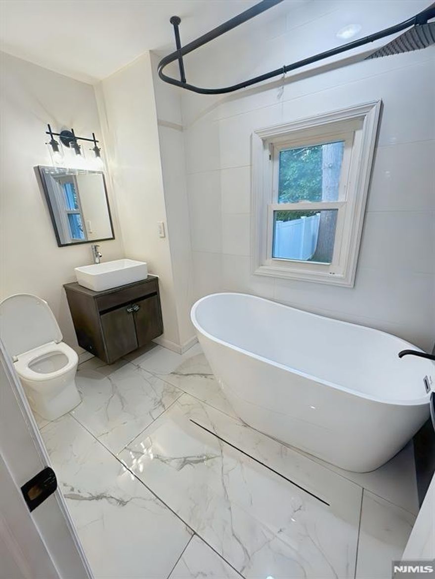 Remarkably designed smaller 2 bedroom modern unit offering high quality workmanship. This unit is highly efficient & awaits it new tenant now. Offering shared use of the backyard as well. Very meticulously maintained property. Accessibility to major highways & public transportation as well.