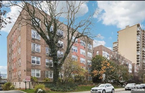 Photo of 2160 Center Avenue #5M, Fort Lee, NJ 07024 (MLS # 26022358)