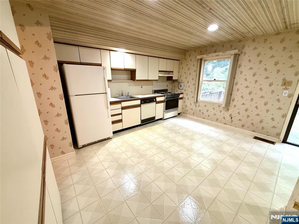 Wayne, New Jersey 07470, United States, 2 Bedrooms Bedrooms, ,3 BathroomsBathrooms,Residential,Active,128109