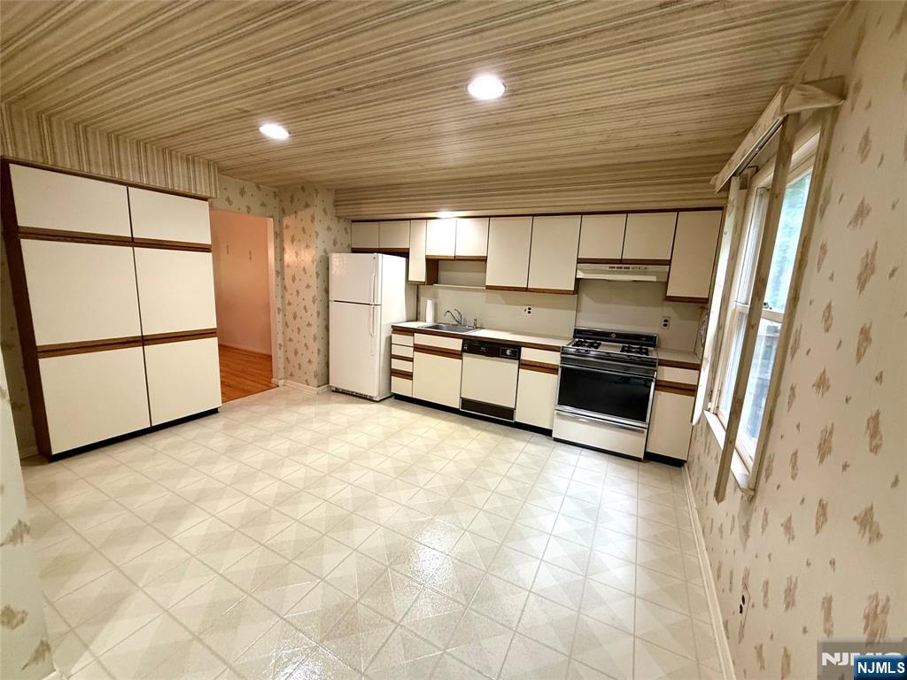 Wayne, New Jersey 07470, United States, 2 Bedrooms Bedrooms, ,3 BathroomsBathrooms,Residential,Active,128109