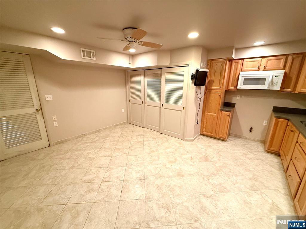 Wayne, New Jersey 07470, United States, 2 Bedrooms Bedrooms, ,3 BathroomsBathrooms,Residential,Active,128109