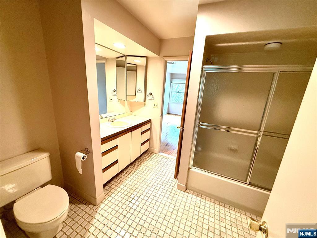 Wayne, New Jersey 07470, United States, 2 Bedrooms Bedrooms, ,3 BathroomsBathrooms,Residential,Active,128109