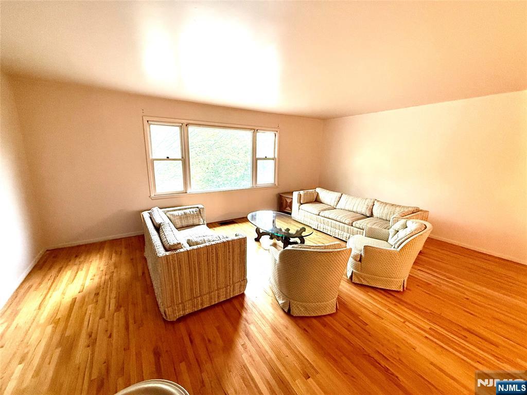 Wayne, New Jersey 07470, United States, 2 Bedrooms Bedrooms, ,3 BathroomsBathrooms,Residential,Active,128109