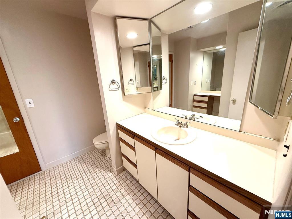 Wayne, New Jersey 07470, United States, 2 Bedrooms Bedrooms, ,3 BathroomsBathrooms,Residential,Active,128109