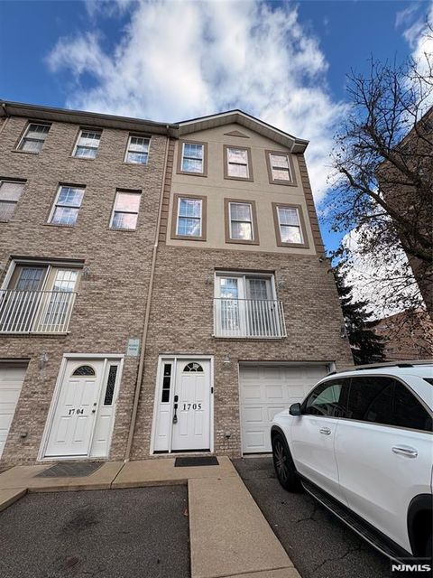 Photo of 17 Zabriskie St #1705, Hackensack, NJ 07601 (MLS # 25038960)