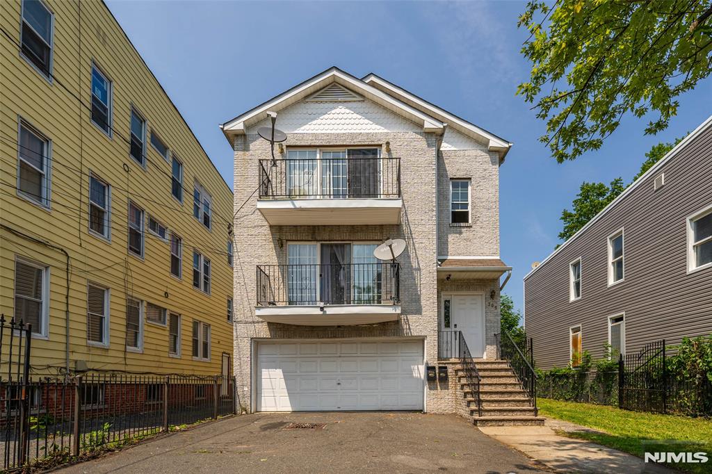 Property for Sale at 303305 Runyon Street, Newark, New Jersey - Bedrooms: 8 
Bathrooms: 5 
Rooms: 13  - $899,995