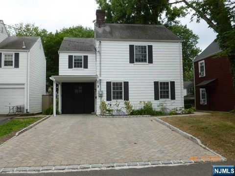 Photo of 5 Aberdeen Place, Fair Lawn, NJ 07410 (MLS # 26019523)