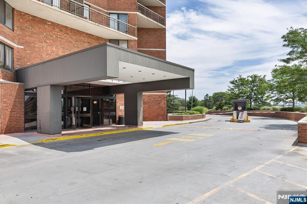 1705 Harmon Cove Tower