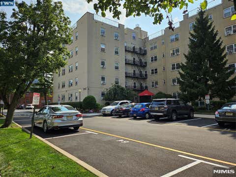 Photo of 2195 N Central Rd #3H, Fort Lee, NJ 07024 (MLS # 26028887)