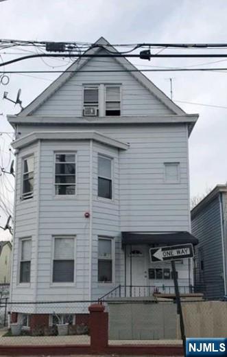 301 Burhans Ave 3, Haledon, New Jersey - 2 Bedrooms  
1 Bathrooms  
4 Rooms - 