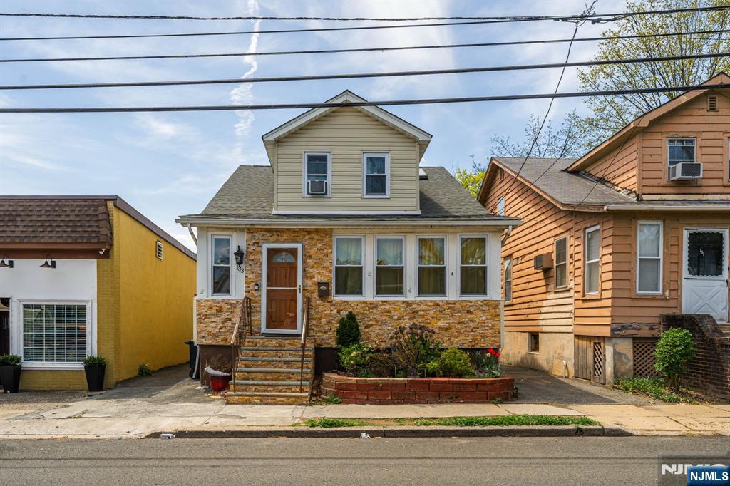Property for Sale at 133 Laurel Avenue, Union, New Jersey - Bedrooms: 3 
Bathrooms: 3 
Rooms: 9  - $475,000