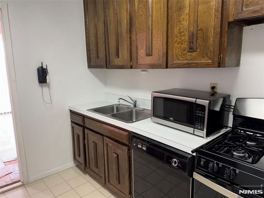 The Colony a prestigious luxury co-op high rise. Make it your own in this spacious 1 bedroom, 1.5 bath apartment, low floor with Western views. Wall to wall windows, large terrace doors, plenty of closet space. This residence is the ideal choice with unparalleled amenities...24 hour concierge, onsite valet, indoor/outdoor parking, indoor/outdoor pools, fitness center, social room, game room and more.