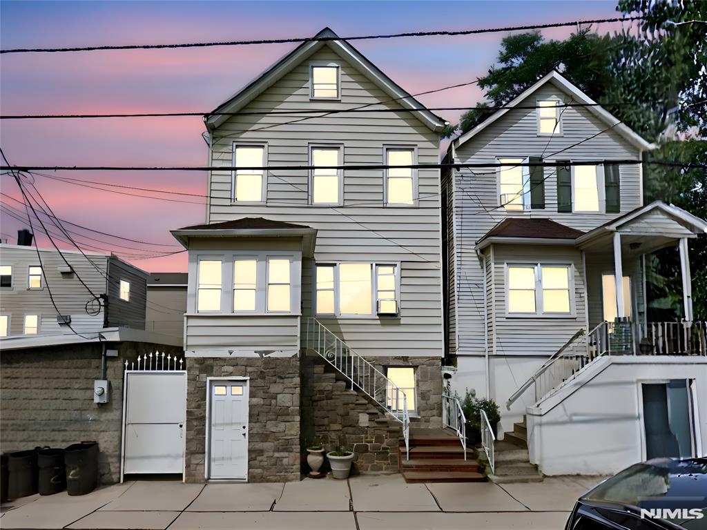 528 5th St 1, Harrison, New Jersey - 2 Bedrooms  
1 Bathrooms  
5 Rooms - 