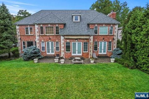 Photo of 1 Euclid Rd, Fort Lee, NJ 07024 (MLS # 25034996)