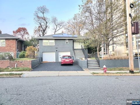 Photo of 201 Riverdale Dr, Fort Lee, NJ 07024 (MLS # 25040661)
