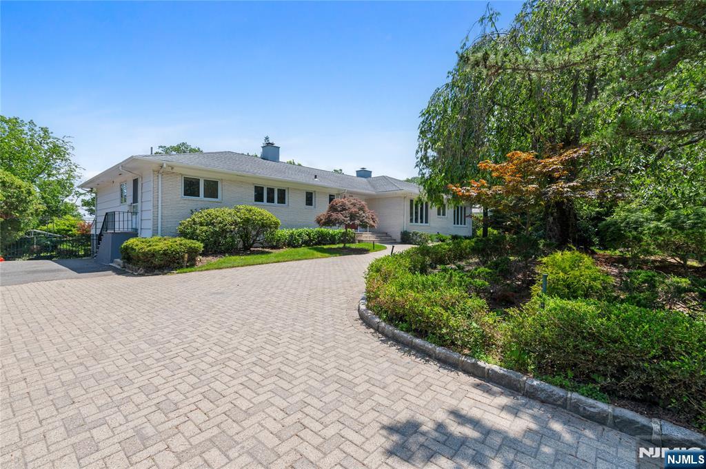 204 Crestwood Drive