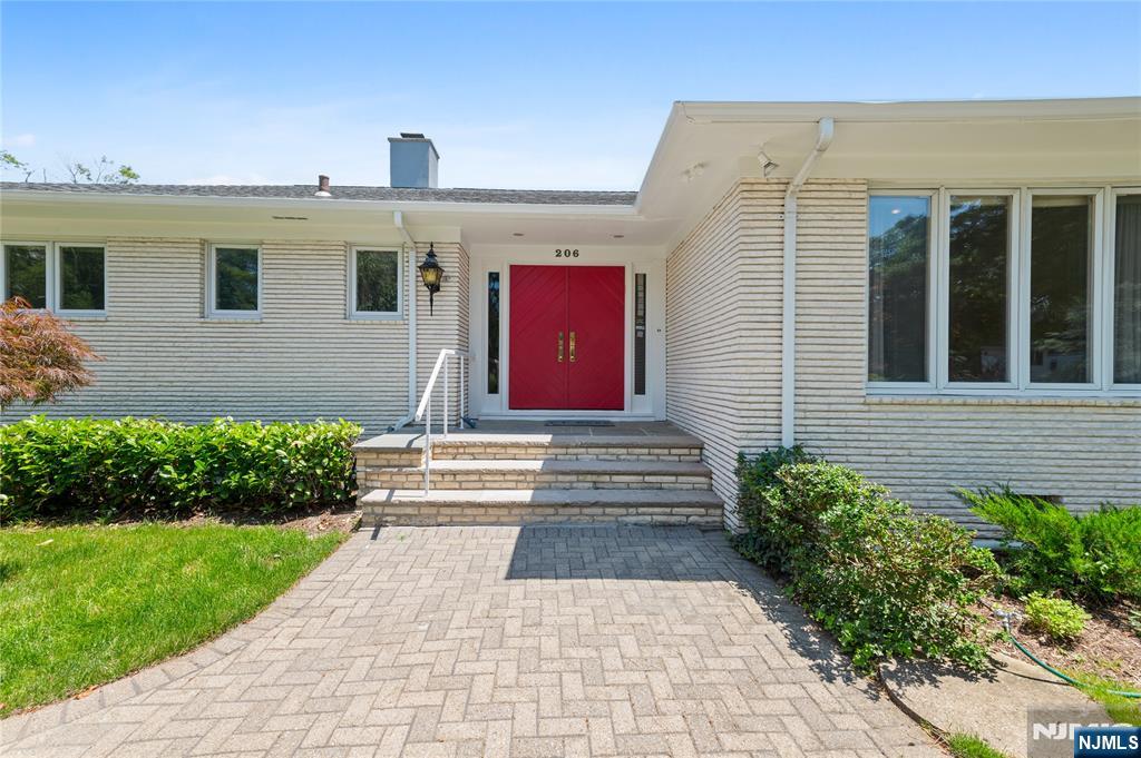 204 Crestwood Drive