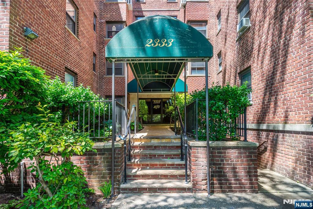 Property for Sale at 2333 Hudson Terrace A4, Fort Lee, New Jersey - Bedrooms: 2 
Bathrooms: 1  - $284,000