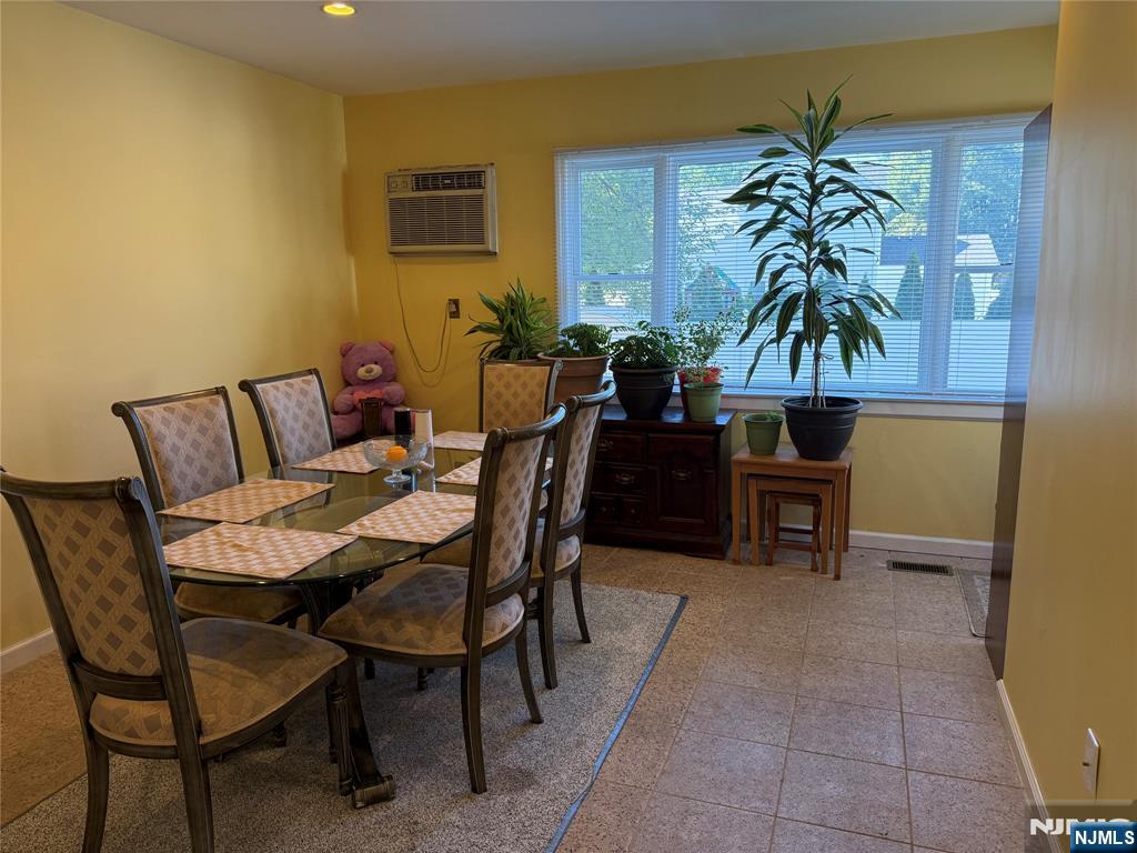 Paramus, New Jersey 07652, United States, 3 Bedrooms Bedrooms, ,3 BathroomsBathrooms,Residential,Pending,212712