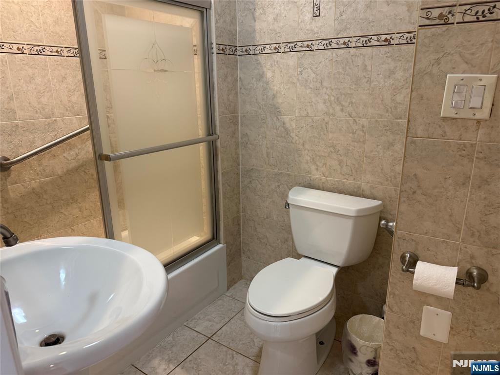 Paramus, New Jersey 07652, United States, 3 Bedrooms Bedrooms, ,3 BathroomsBathrooms,Residential,Pending,212712