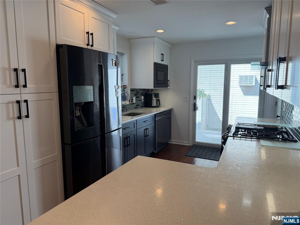 Paramus, New Jersey 07652, United States, 3 Bedrooms Bedrooms, ,3 BathroomsBathrooms,Residential,Pending,212712