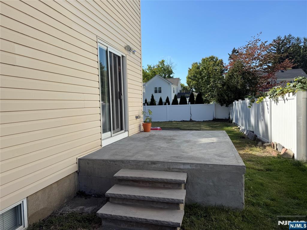 Paramus, New Jersey 07652, United States, 3 Bedrooms Bedrooms, ,3 BathroomsBathrooms,Residential,Pending,212712