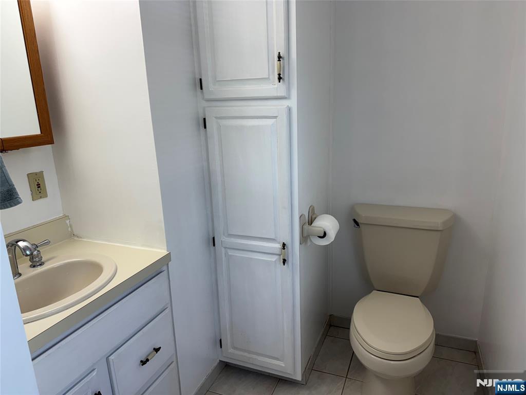 Paramus, New Jersey 07652, United States, 3 Bedrooms Bedrooms, ,3 BathroomsBathrooms,Residential,Pending,212712