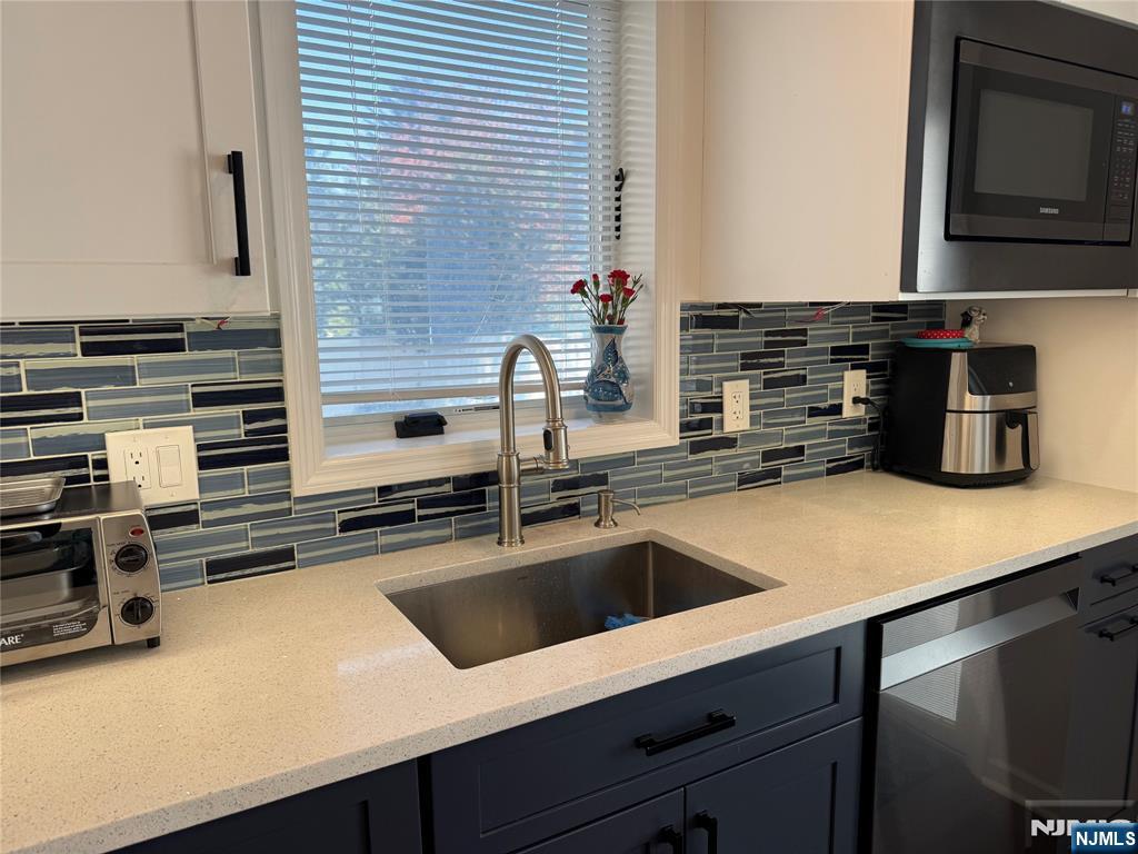 Paramus, New Jersey 07652, United States, 3 Bedrooms Bedrooms, ,3 BathroomsBathrooms,Residential,Pending,212712