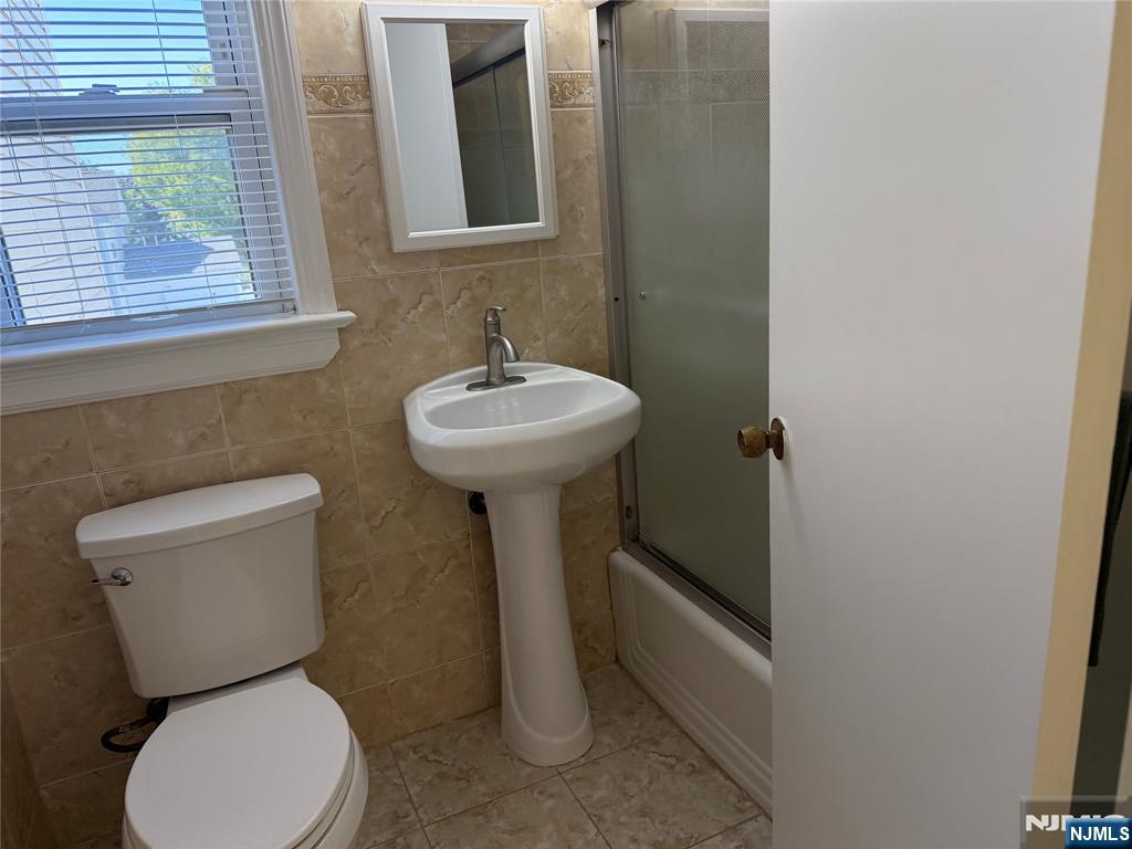 Paramus, New Jersey 07652, United States, 3 Bedrooms Bedrooms, ,3 BathroomsBathrooms,Residential,Pending,212712