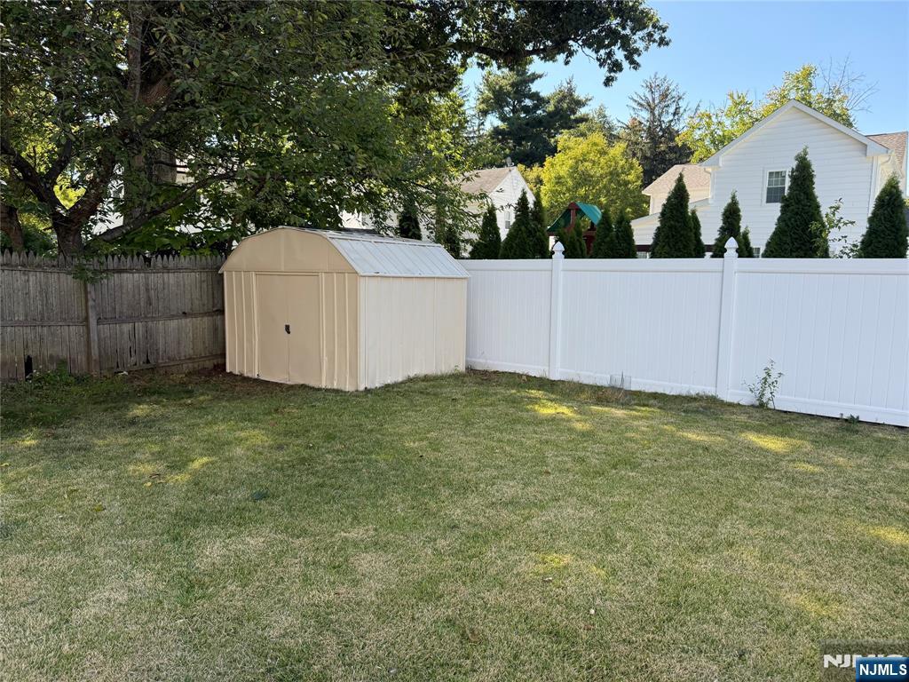 Paramus, New Jersey 07652, United States, 3 Bedrooms Bedrooms, ,3 BathroomsBathrooms,Residential,Pending,212712