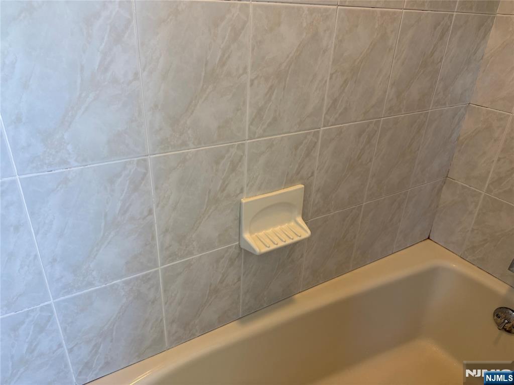 Paramus, New Jersey 07652, United States, 3 Bedrooms Bedrooms, ,3 BathroomsBathrooms,Residential,Pending,212712